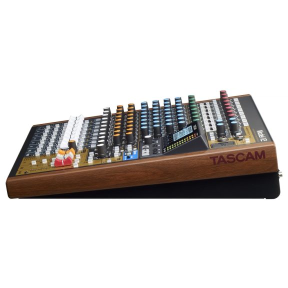 Tascam Model 12 analóg keverő, 12 sávos SD-felvevő és USB-interfész Tascam Model 12 analóg keverő, 12 sávos SD-felvevő és USB-interfész