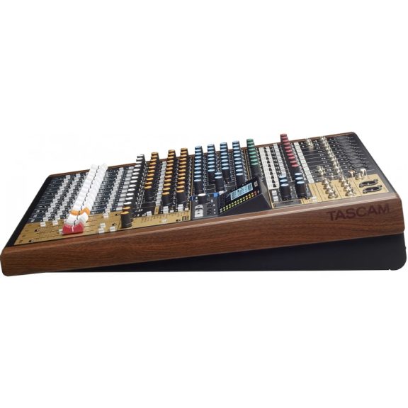 Tascam Model 16 analóg keverő, 16 sávos SD-felvevő és USB-interfész Tascam Model 16 analóg keverő, 16 sávos SD-felvevő és USB-interfész