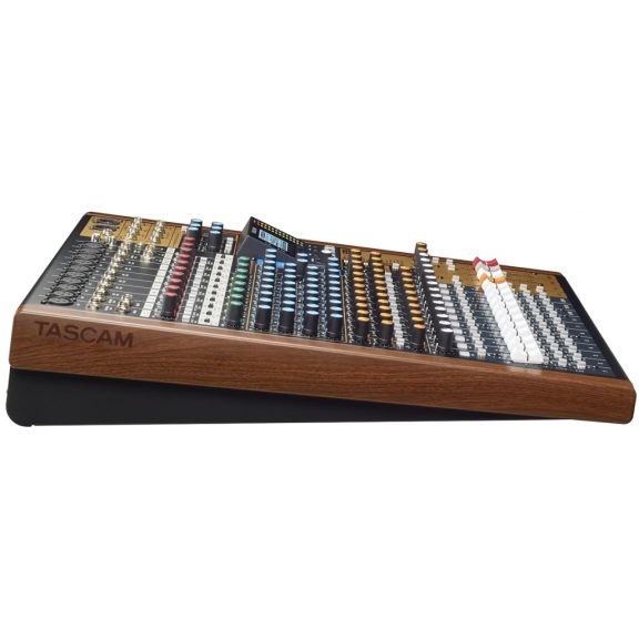 Tascam Model 16 analóg keverő, 16 sávos SD-felvevő és USB-interfész Tascam Model 16 analóg keverő, 16 sávos SD-felvevő és USB-interfész