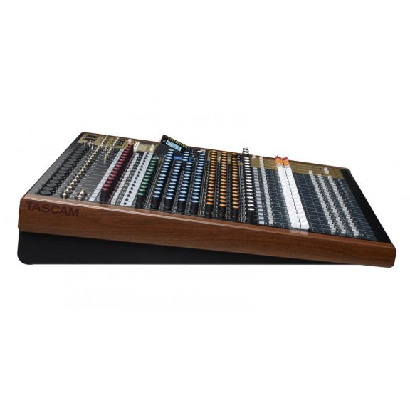Tascam Model 24 analóg keverő, 24 sávos SD-felvevő és USB-interfész Tascam Model 24 analóg keverő, 24 sávos SD-felvevő és USB-interfész