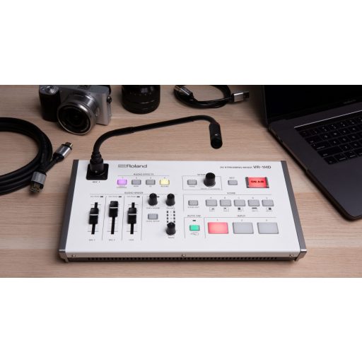 Roland VR-1HD AV streaming mixer - 3x HDMI, 2x XLR, 2x S-RCA, multi-input